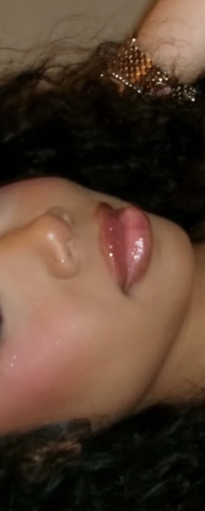 Profile view of a glossy built pout result