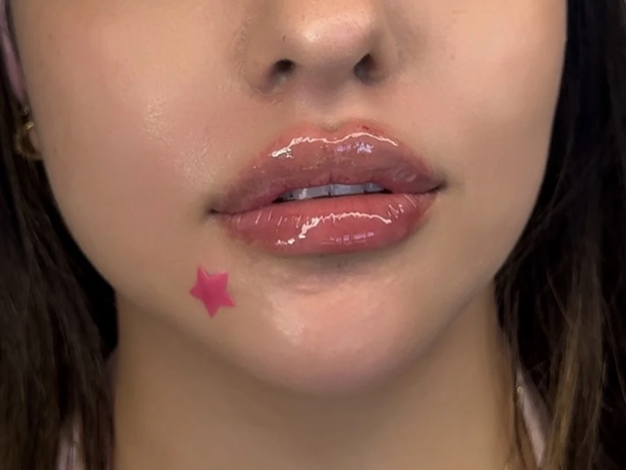 Defined glossy lips with visible border definition