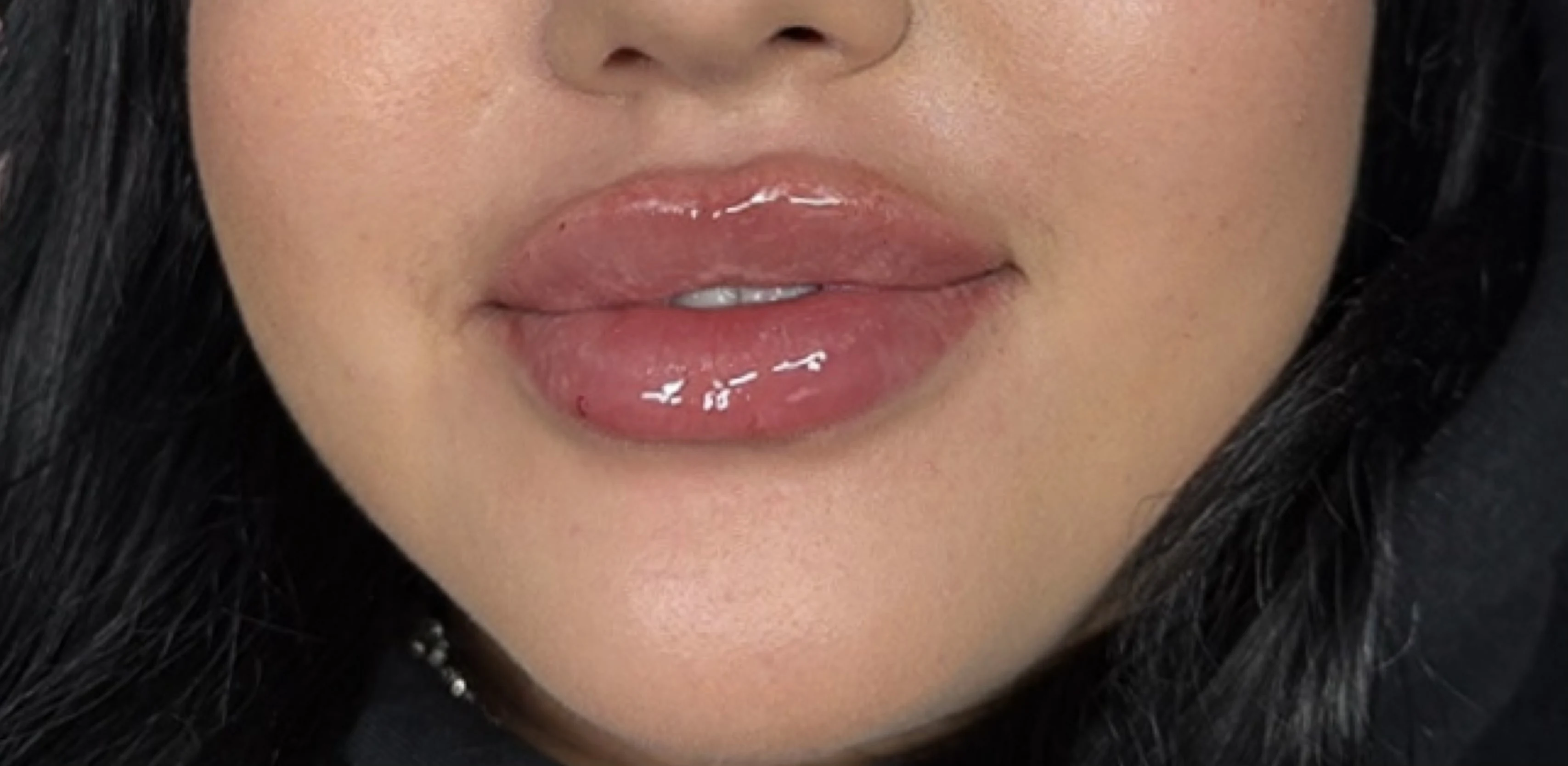Glossy signature pout result from Aesthoria